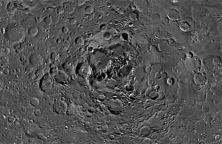 Снимки северного полюса Луны озадачили ученых