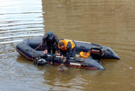 Cпасатели извлекли тело из воды
