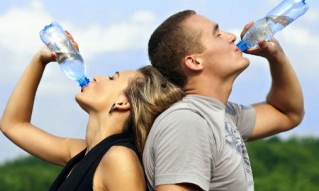 Вода из пластиковых бутылок опасна и вызывает мигрень