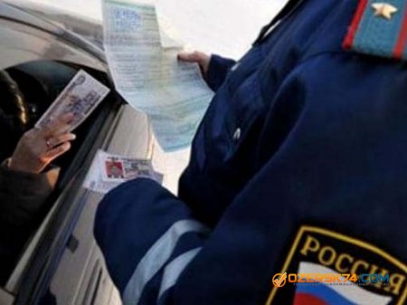 В Озерске екатеринбуржца задержали при передаче 15 тысяч инспектору ДПС