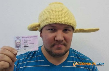 Россиянина, сфотографировавшегося на права с дуршлагом на голове, обязали ездить с ним
