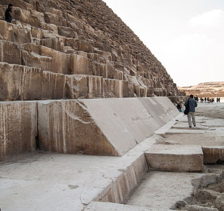 В пирамиде Хеопса обнаружили тёплые камни