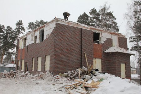 В Озерске идет демонтаж частного жилого дома