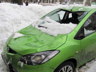 Упавшая на машину с крыши дома наледь обошлась УК в 75 тыс. рублей