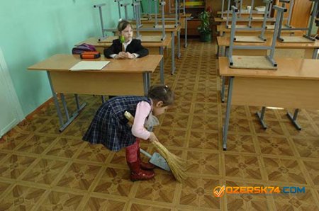 В России школьников могут заставить мыть окна и убирать классы