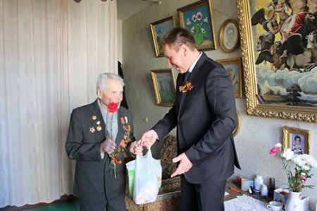Озерские депутаты поздравили ветеранов на дому
