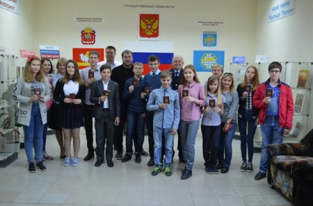 В преддверии празднования Дня России сотрудники озерской полиции торжественно вручили паспорта РФ