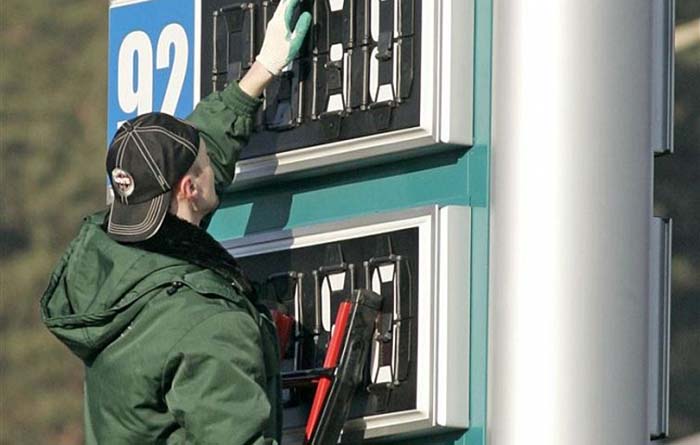 Россияне обвиняют власть в росте цен на бензин