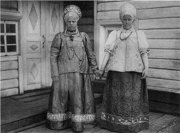 Почему русские женщины носили много юбок под сарафаном
