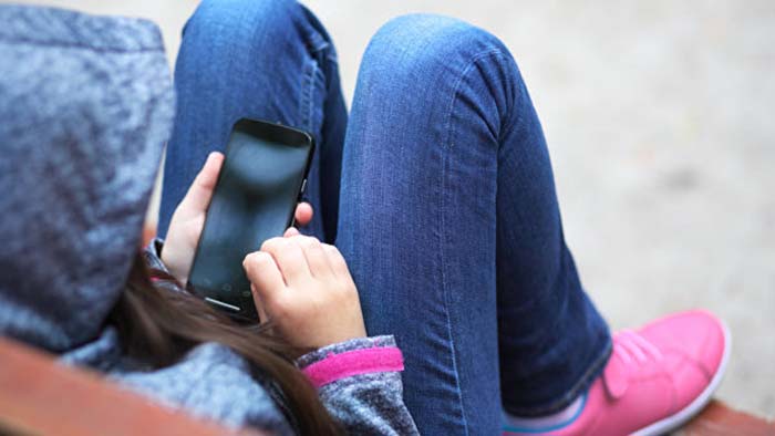 Российским детям хотят запретить брать телефоны в школу