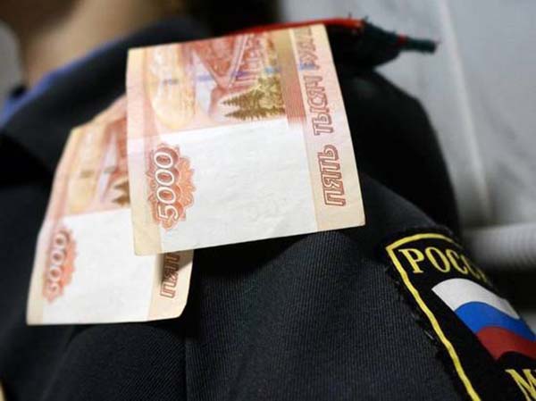 Жителя Озерска осудили за попытку дать взятку инспектору ДПС в служебном автомобиле