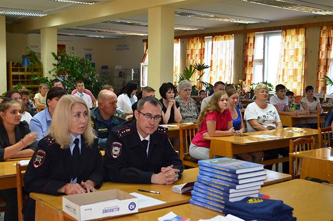 В День Государственного флага Российской Федерации сотрудники озерской полиции торжественно вручили первые паспорта