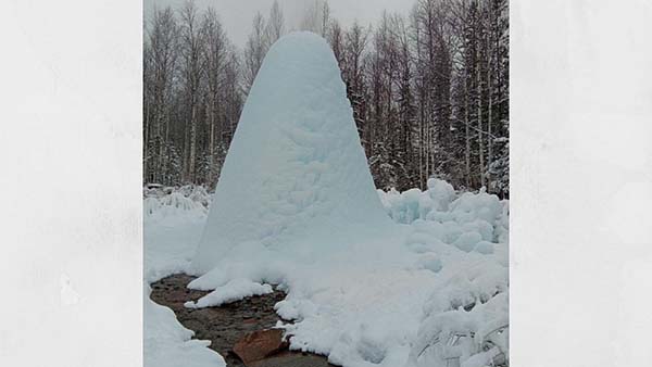 До четырех метров вырос ледяной фонтан в национальном парке «Зюраткуль»