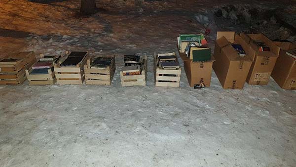 Неизвестный оставил 10 ящиков книг на улице в Озерске