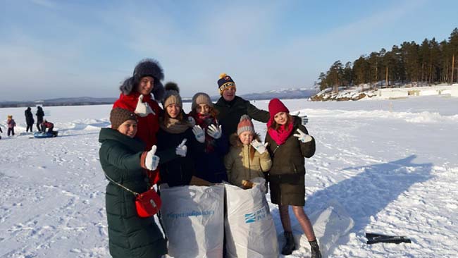 Активисты Российского движения школьников убрали мусор на озере Иртяш