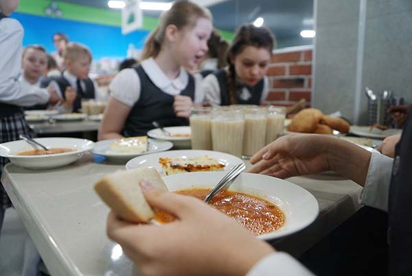 Ученики младших классов Озерска будут получать в школах бесплатное питание