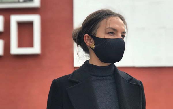 Жительница Челябинска начала шить многоразовые маски и за три дня продала больше 100 штук