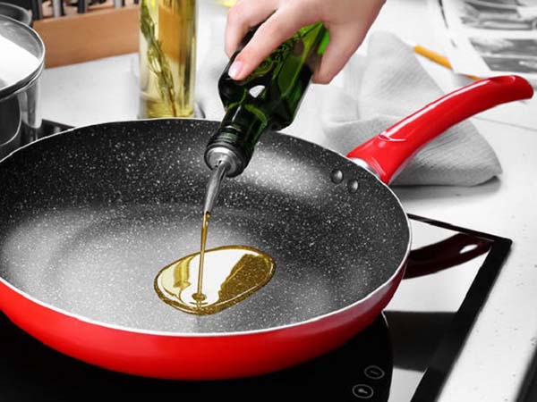 Яд в сковородке: названы самые опасные масла для жарки