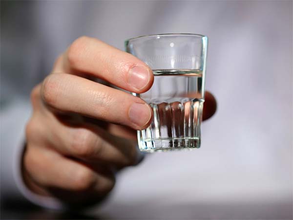В России хотят ограничить продажу алкоголя из-за коронавируса: пить в стране станут меньше?
