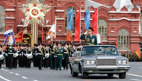 В Кремле задумались о переносе парада Победы на осень