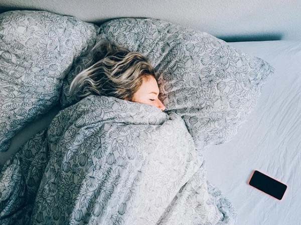 Медики назвали самую опасную позу для сна