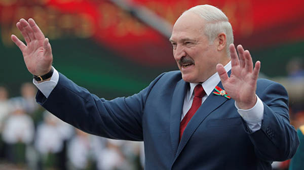 Не надо спасать Лукашенко, считает режиссер Шахназаров