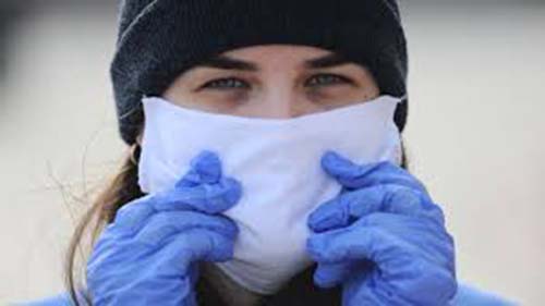 Врач объяснила вред ношения маски на улице зимой