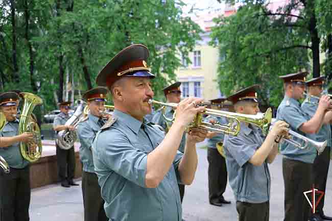 В Озерске военный оркестр соединения Росгвардии поздравил горожан с днем города