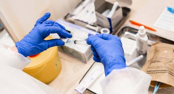Прививки от коронавируса поставили уже более 600 тыс. южноуральцев