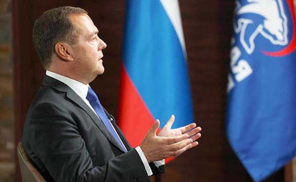 Медведев заявил, что Москве плевать на критику российских выборов