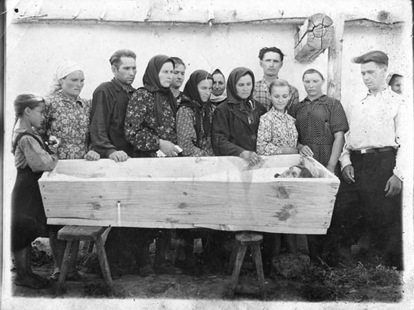 Сторожение покойника: самый странный похоронный обряд русских