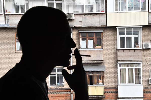 Юрист объяснил, кого могут наказать за курение на балконе