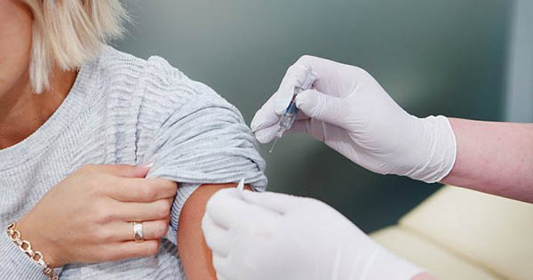 Минздрав РФ одобрил одновременную вакцинацию от гриппа и коронавируса