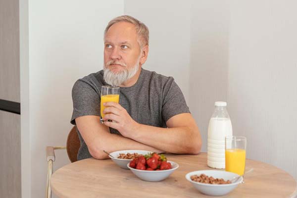 Названы три важных продукта полезного завтрака для пенсионеров
