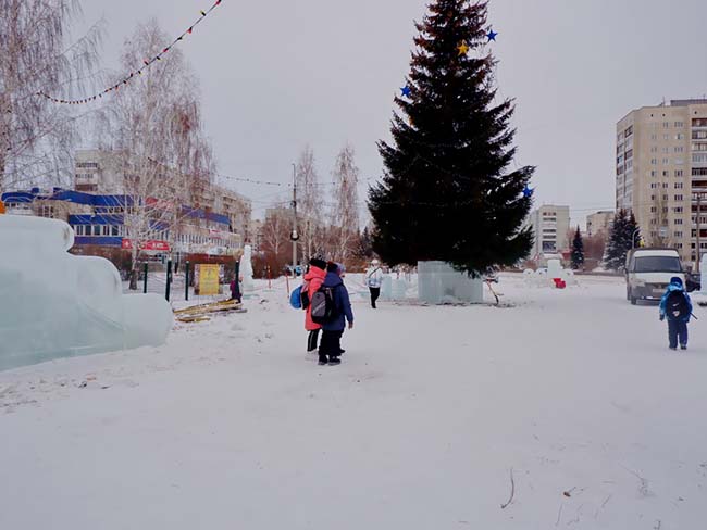 Главный ледовый городок на проспекте Карла Маркса готовится к открытию