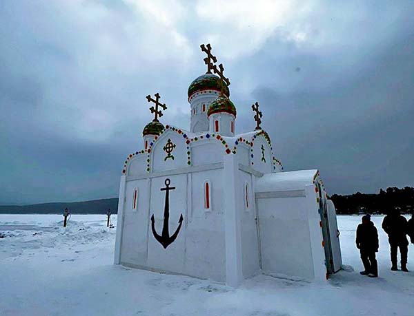 На озере Тургояк построили  часовню из льда