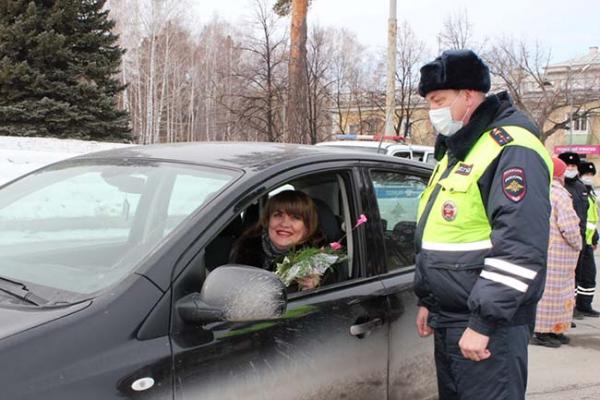 Госавтоинспекция Озерска присоединилась к Всероссийской акции «Цветы для Автоледи»