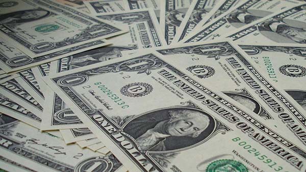 Озерчане смогут покупать валюту в банках с 18 апреля