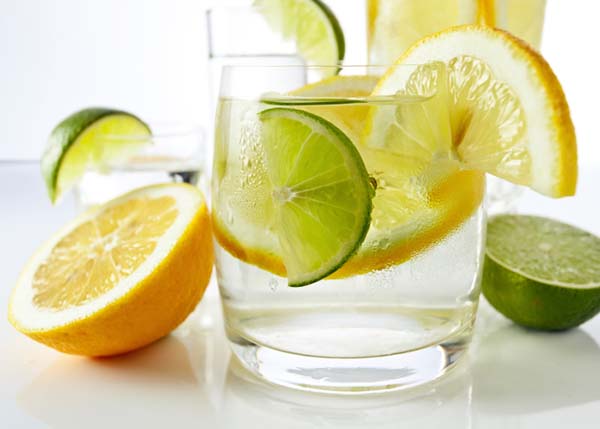 Диетолог развеял миф о похудении с помощью воды с лимоном