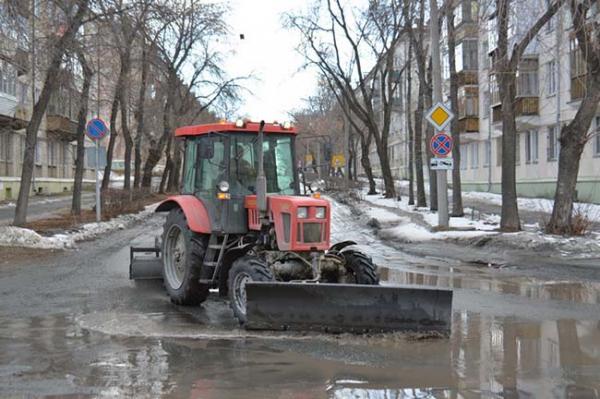 Дорожные рабочие устраняют последствия снегопада