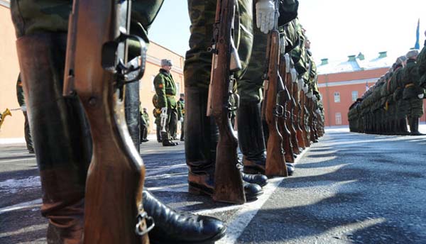 В Госдуме предложили отменить предельный возраст для военной службы по контракту