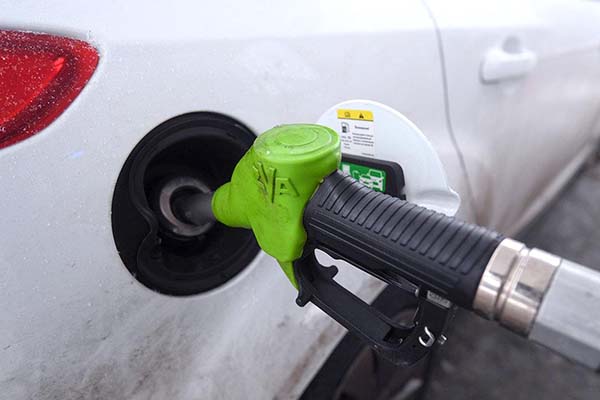 Автоэксперт объяснил, почему опасно заправляться 92-м бензином
