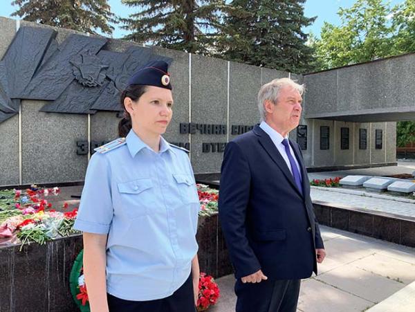 Сотрудники полиции Озерска приняли участие во Всероссийской акции «Свеча памяти»