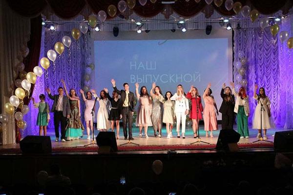 Росгвардейцы поздравили выпускников Озерска с окончанием школы
