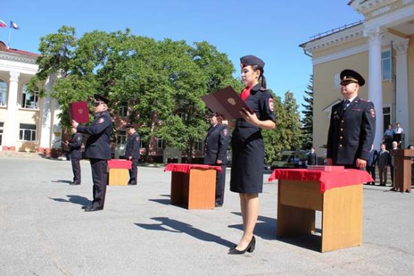Сотрудники полиции провели торжественную церемонию принятия служебной присяги