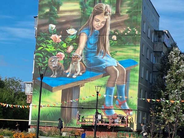 Челябинский граффити-художник отправился в Метлино, чтобы расписать фасады домов в подарок жителям