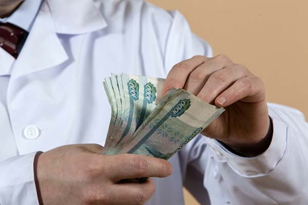 Челябинская область получит 1,3 миллиарда рублей на повышение зарплат медиков