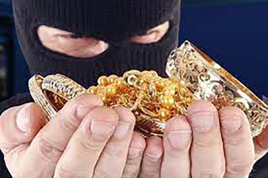 Неоднократно судимый житель Озерска похитил у своей сожительницы золотые украшения и заложил их в ломбард