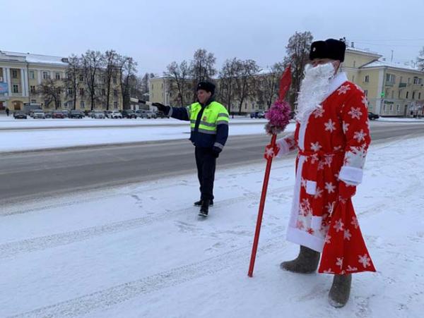 В Озерске «Полицейский Дед Мороз» вышел на дорогу