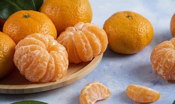 Медики не советуют в новогодние праздники налегать на мандарины